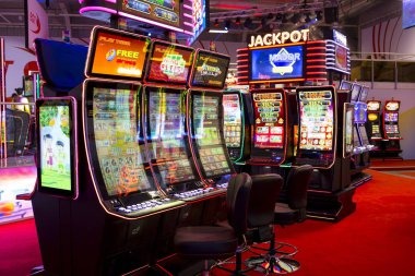 Live dealer conducting Rekap Angka draw in HD studio